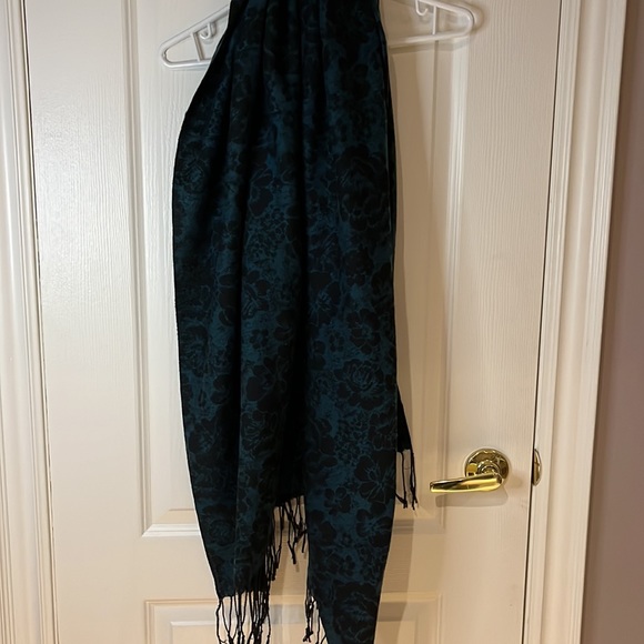 lady scarf with floral print - Picture 2 of 5